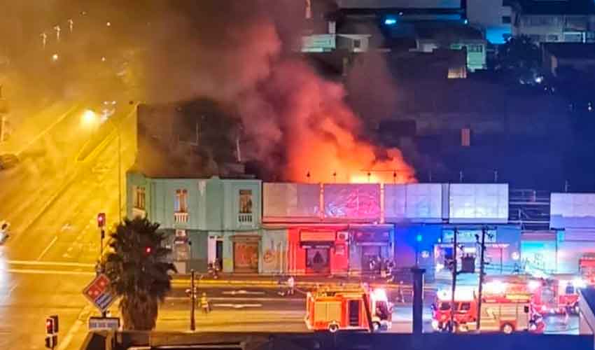 Seis locales comerciales destruidos dejó incendio en Ñuñoa