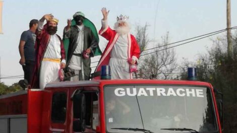 Los reyes magos apagaron un incendio en su recorrida