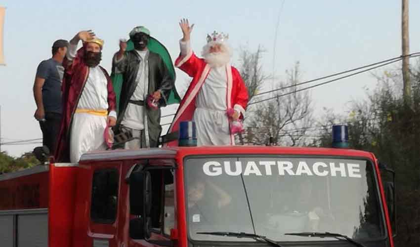 Los reyes magos apagaron un incendio en su recorrida