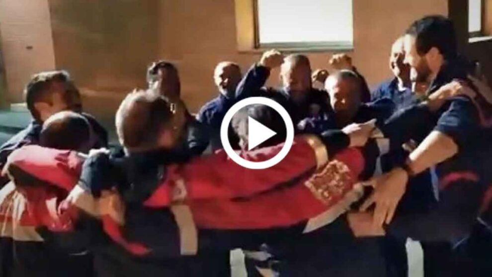 Así despiden los bomberos a un compañero que se jubila