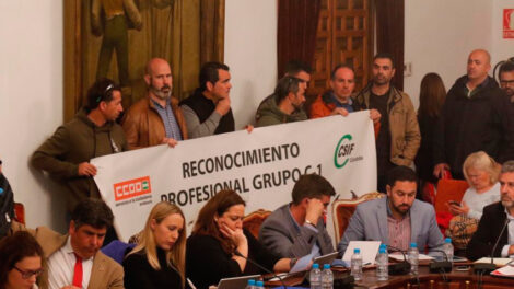 Los bomberos protestan ante el Pleno de la Diputación