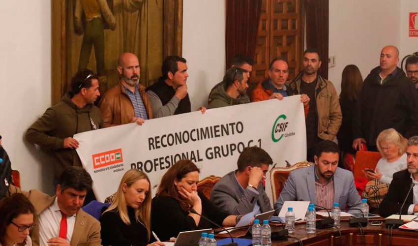 Los bomberos protestan ante el Pleno de la Diputación