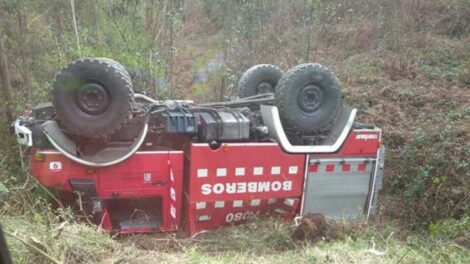 Cuatro Bomberos heridos en Gijón tras volcar el camión en el que viajaban