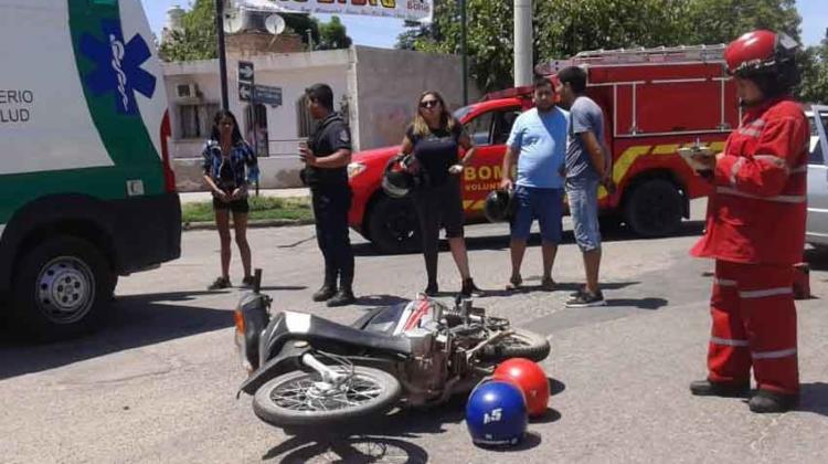 Bomberos de la Ciudad de la Rioja trabajaron en un incidente de tránsito