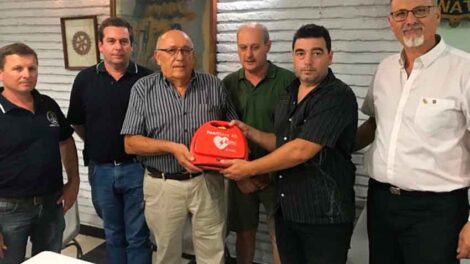 El Rotary Club de Lobos entregó un desfibrilador a Bomberos