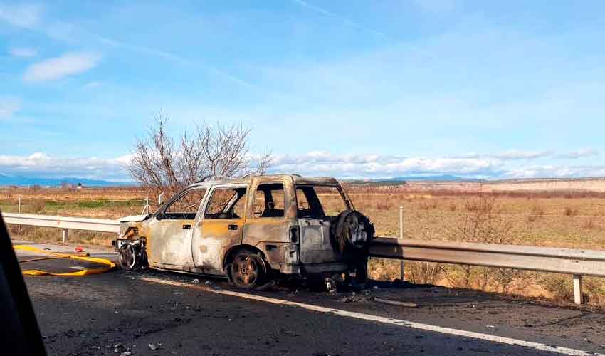 Un bombero ha fallecido mientras apagaba el fuego de una furgoneta