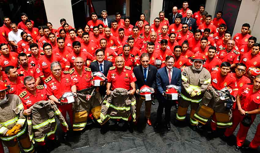 La Embajada de USA dona trajes y equipamiento a Bomberos del Perú