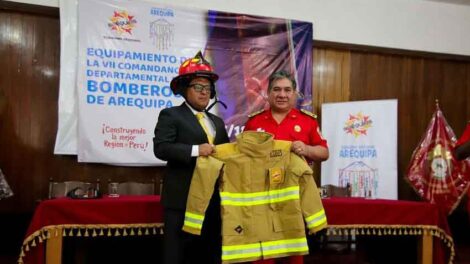 Entregan equipos a Bomberos de Arequipa