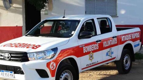 Bomberos Voluntarios De Ataliva Roca con moderna camioneta