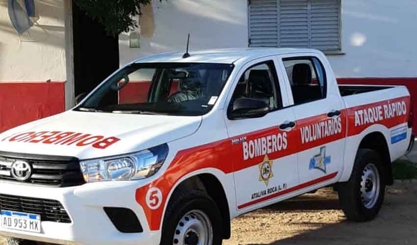 Bomberos Voluntarios De Ataliva Roca con moderna camioneta
