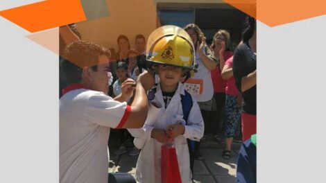 Bomberos premiaron al nene que salvó la vida de su hermana