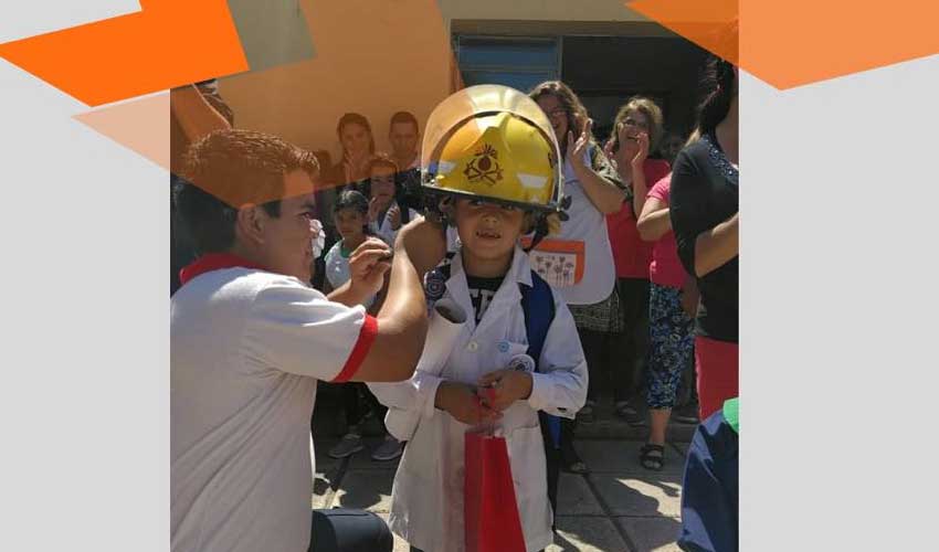 Bomberos premiaron al nene que salvó la vida de su hermana