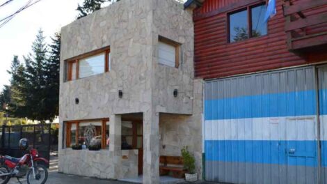 Bomberos asisten a adultos mayores para que no salgan de sus casas