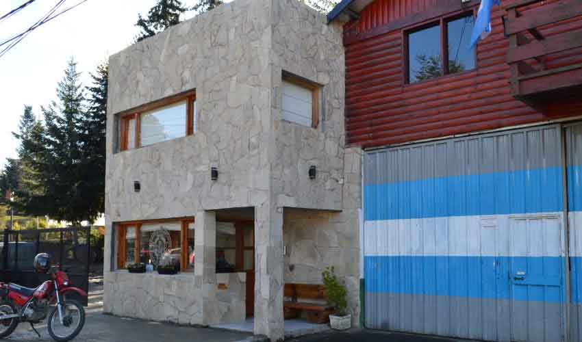 Bomberos asisten a adultos mayores para que no salgan de sus casas