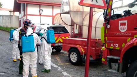 Bomberos desinfectan residencias Otezuri y San Juan de Zumaia