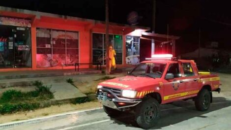 Bomberos desinfectaron las zonas más concurridas de Tanti