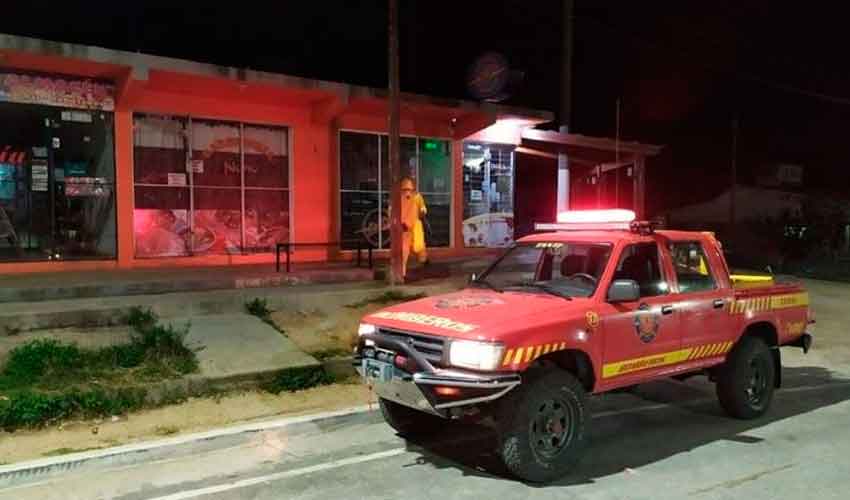 Bomberos desinfectaron las zonas más concurridas de Tanti