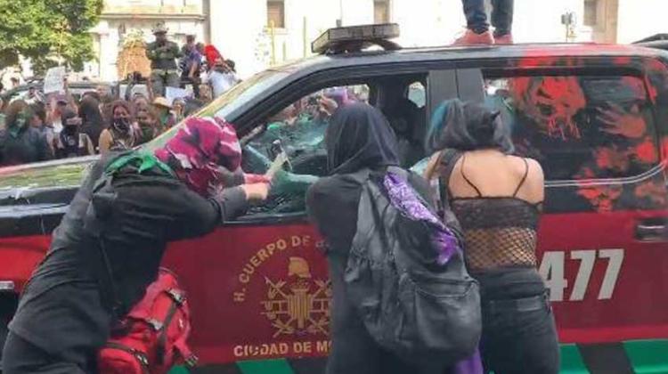 Destrozaron camioneta de Bomberos en marcha feminista