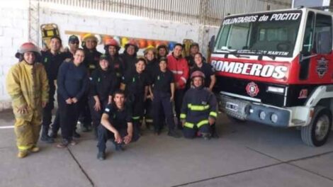 Bomberos venden empanadas para poder comprar uniformes