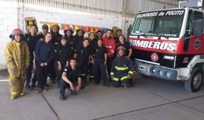 Bomberos venden empanadas para poder comprar uniformes