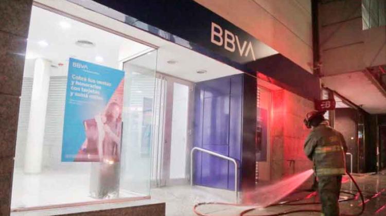 Bomberos de Quilmes desinfectaron cajeros en bancos de la ciudad