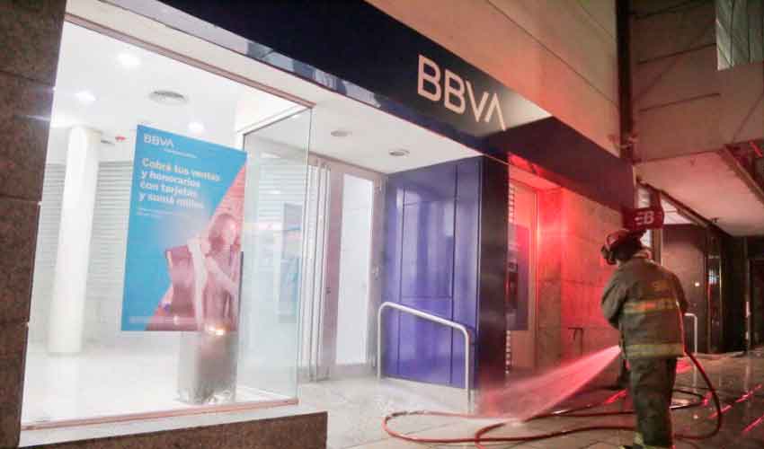 Bomberos de Quilmes desinfectaron cajeros en bancos de la ciudad