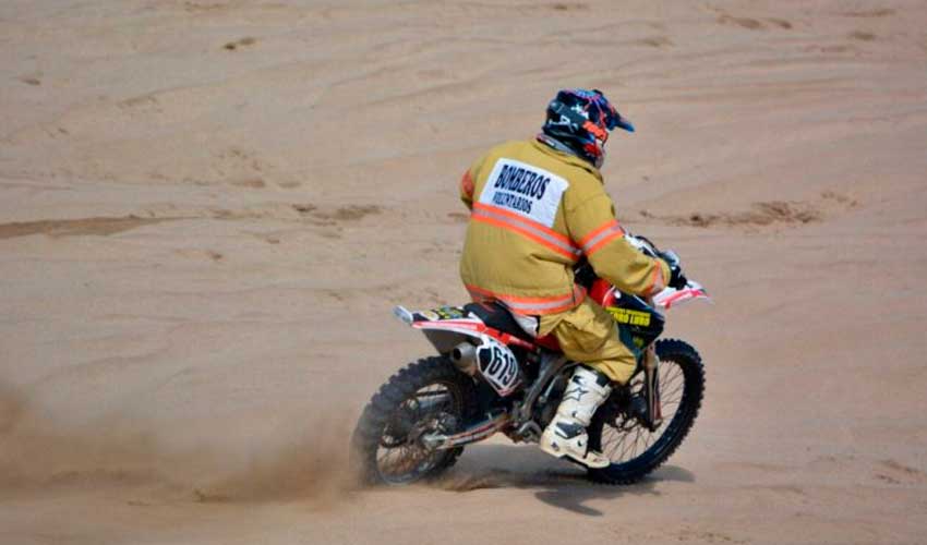 Enduro: Un bombero voluntario participó con su equipo de protección