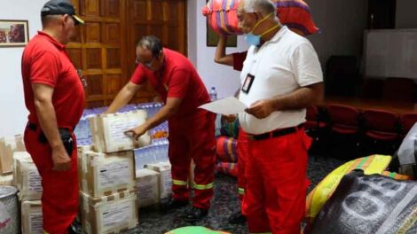 distribuyen nuevos uniformes e implementos de seguridad para bomberos