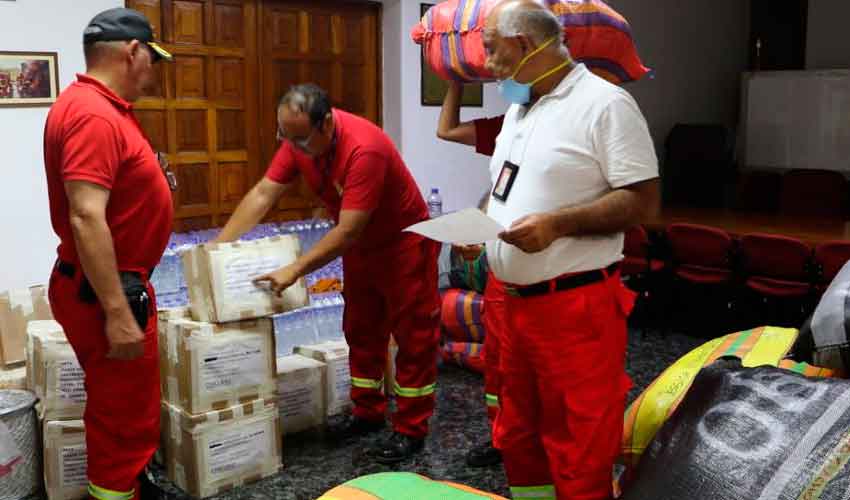 distribuyen nuevos uniformes e implementos de seguridad para bomberos