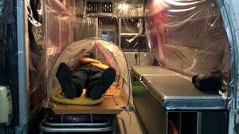 Bomberos diseñan cápsula para pacientes con coronavirus