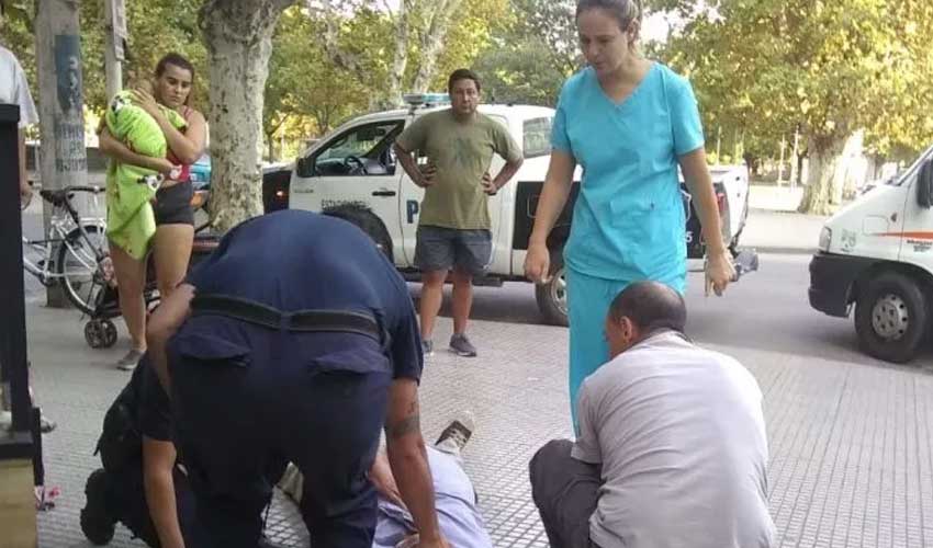 Se descompensó en la calle y un bombero le practicó RCP