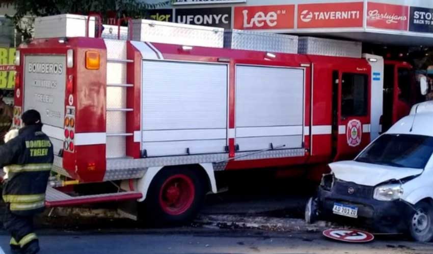 Un camión de bomberos protagonizó un accidente