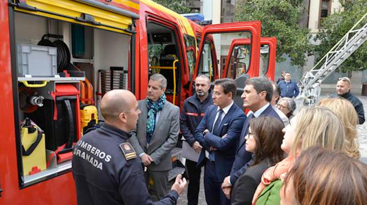 Granada estrena dos vehículos de bomberos