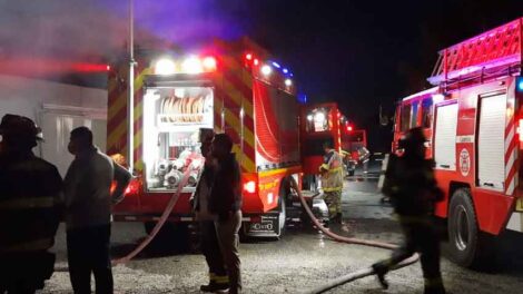 Incendio destruye bodegas de packing y deja dos bomberos lesionados