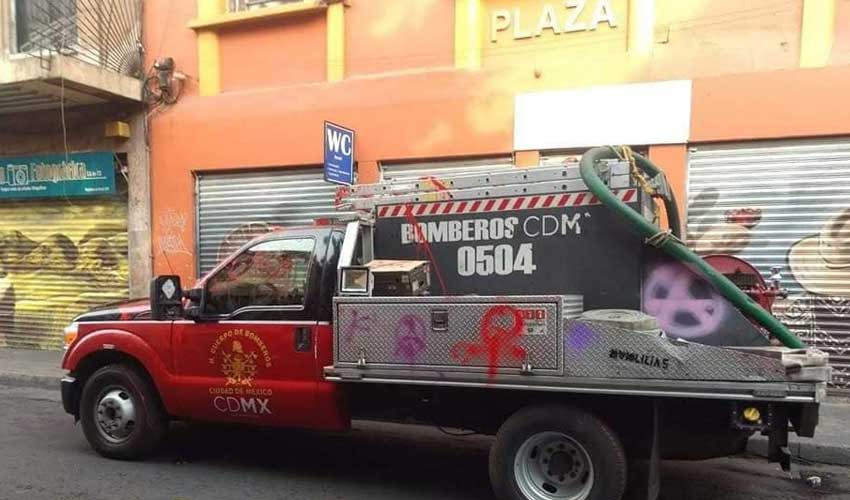 Destrozaron camioneta de Bomberos en marcha feminista