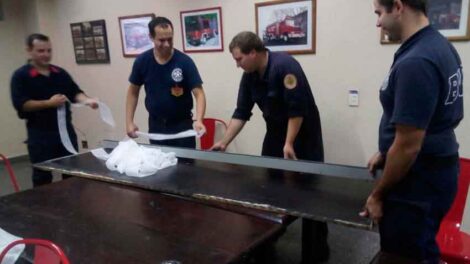 Bomberos de Lomas de Zamora confeccionan barbijos