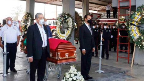 Despiden a bombero fallecido en incendio en el cerro de Napateco