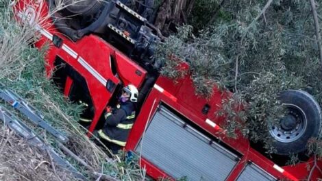 Bomberos lesionados por carro que volcara por un barranco