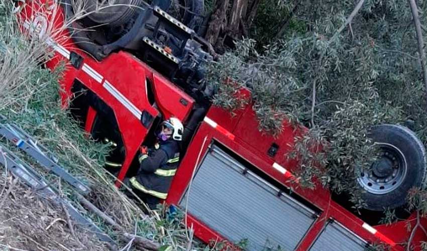 Bomberos lesionados por carro que volcara por un barranco
