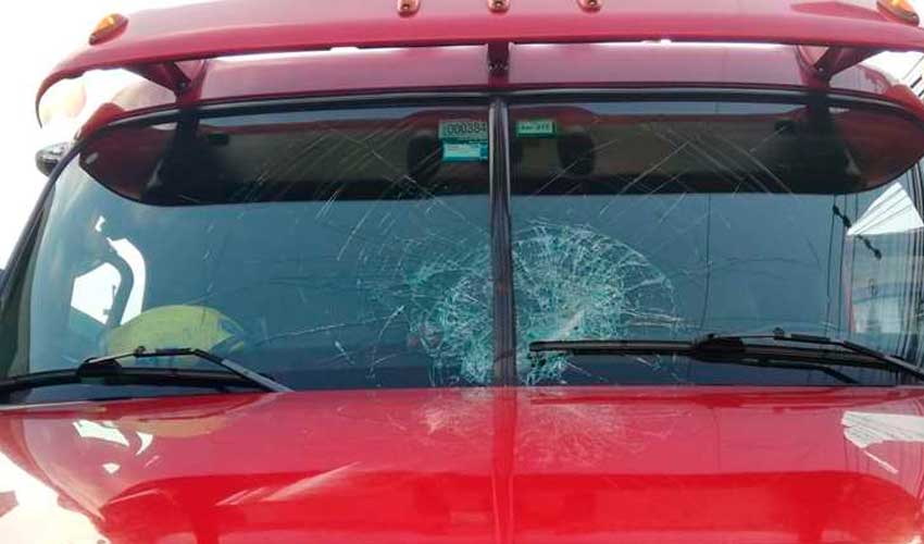 Una mujer lanzó una tapa metálica contra una unidad de Bomberos