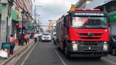 Bomberos distanciaron a las personas echándole agua desde un camión