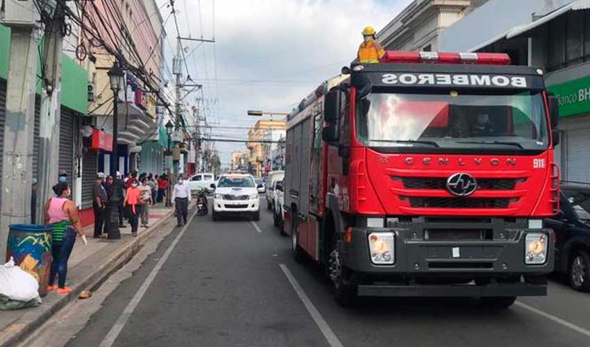 Bomberos distanciaron a las personas echándole agua desde un camión