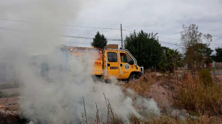 Bomberos de Ciudad de la Rioja controlo quema de pastizales 