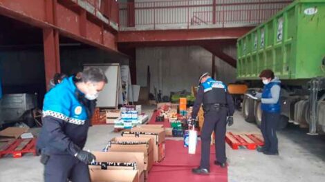 Bomberos voluntarios de Medina de Pomar reparten comida