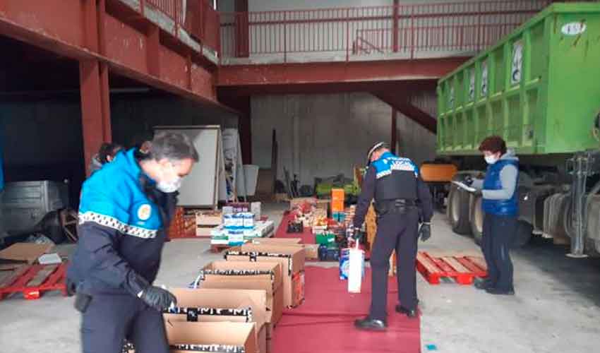 Bomberos voluntarios de Medina de Pomar reparten comida