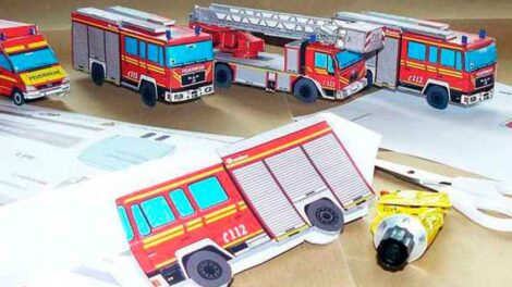 Bomberos ofrecen maquetas de sus vehículos para que los niños las monten