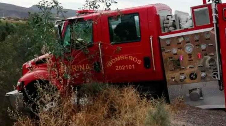 Camión de Bomberos choca contra auto cuando iba a apagar incendio