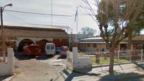 Hisopado a una bombero y el cuartel de Cinco Saltos está aislado