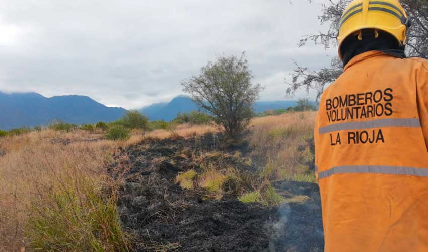 Bomberos de Ciudad de la Rioja controlo quema de pastizales 