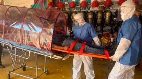 Bomberos de Zitácuaro crean cápsula de aislamiento por Covid-19
